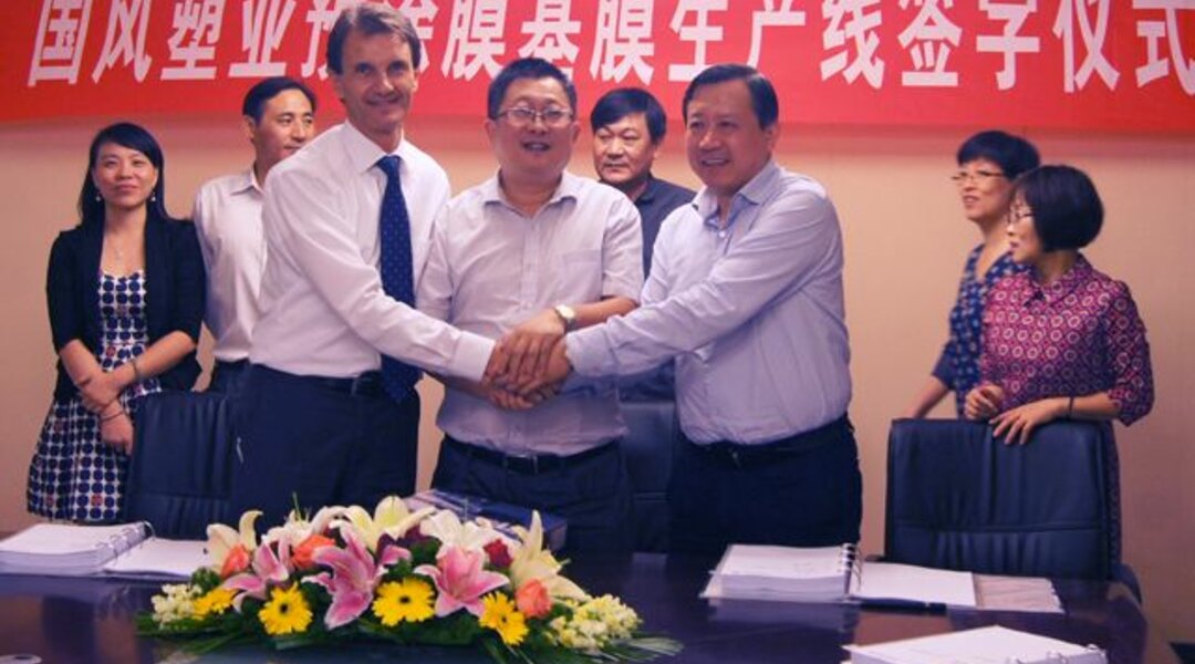 Happy with the continuing cooperation: In the middle: Huang Qiong Yi, President of Anhui Guofeng Plastics Industrial Co.,Ltd; right side: Frank Cheng, President of Anhui Technology I/E Co.,Ltd.; left side: Markus Gschwandtner, Sales Director Brückner Maschinenbau ALTTEXT