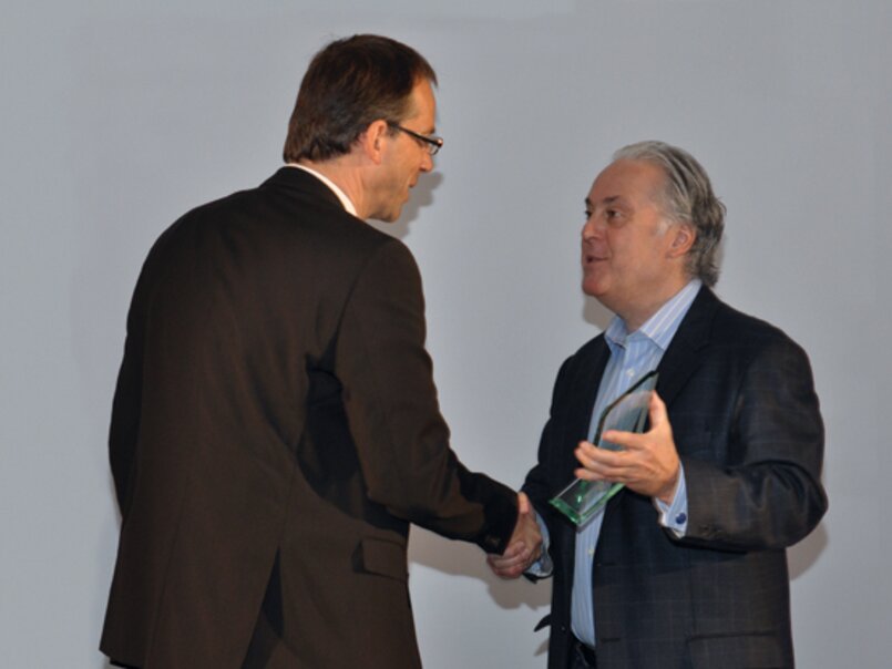 Wolfgang Zintz, MMS Key Account Manager Brückner Servtec (left), accepted the BIRT Excellence Award from Pete Cittadini, CEO Actuate (right), for the innovative application of MMS
ALTTEXT