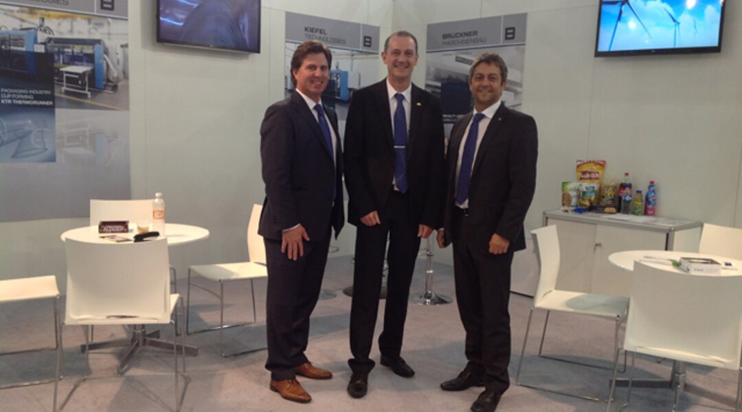 Saying thanks to all visitors (from left): Thorsten Warm, Brueckner Group USA, Alexander Donabauer, Kiefel, Steffen Sieber, Brückner Maschinenbau ALTTEXT