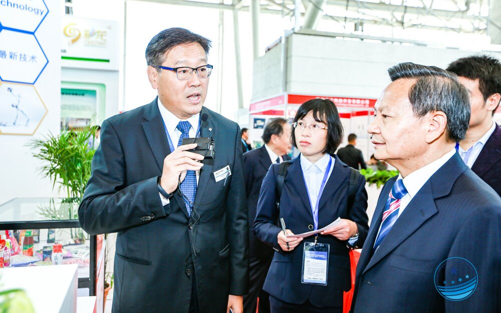Brueckner Far East Managing Director Phillip Chen guiding an official CPPIA and government delegation through the Brückner exhibition highlights Brueckner Far East Managing Director Phillip Chen guiding an official CPPIA and government delegation through the Brückner exhibition highlights