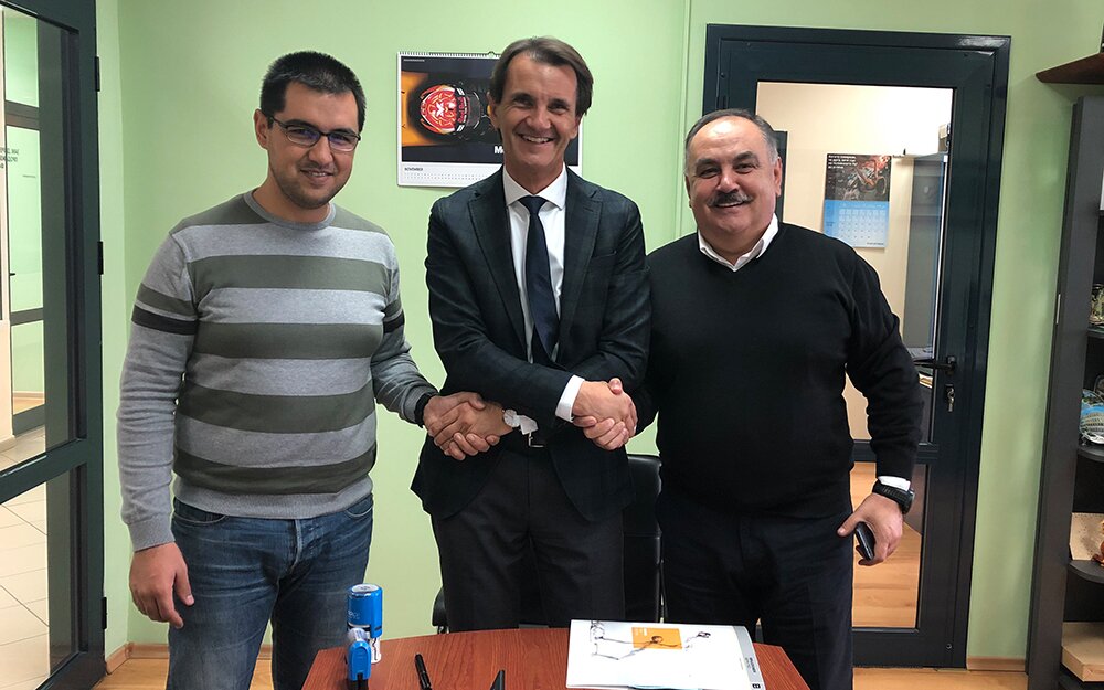 Shaking hands on a promising future: Aydan Faik, Owner Plastchim-T (right); Beyan Faik, Managing Director Plastchim-T (left), Markus Gschwandtner, Managing Director Brückner Servtec (middle) Shaking hands on a promising future: Aydan Faik, Owner Plastchim-T (right); Beyan Faik, Managing Director Plastchim-T (left), Markus Gschwandtner, Managing Director Brückner Servtec (middle)