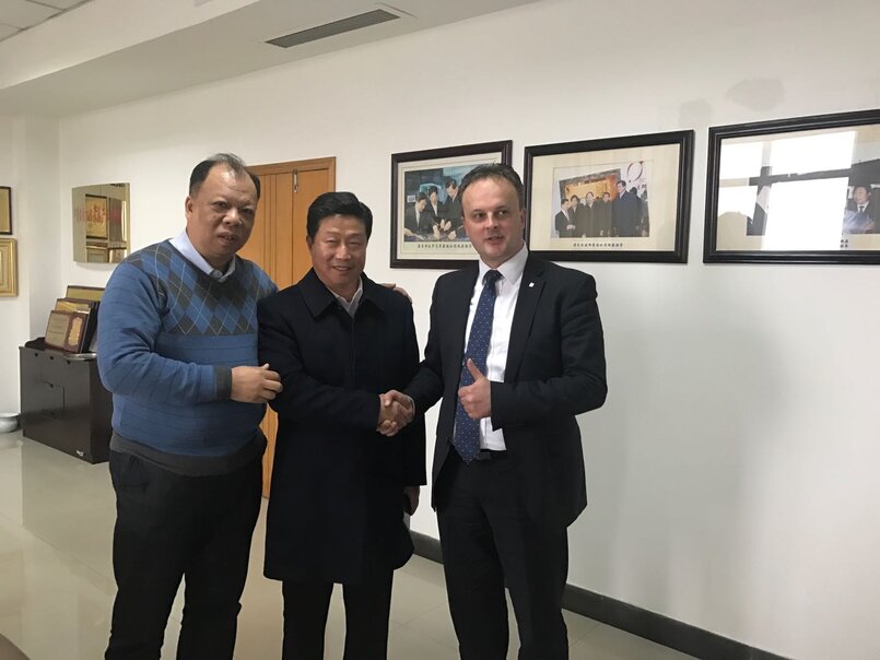Jiangsu Suqian Color Plastic's owner Wu Pei Fu (middle) and his long-term partners Gordon Kwan (left), Sales Manager Brueckner Far East, Dragan Vasic (right), Senior Sales Manager Brückner Maschinenbau: Happy to continue the extremely successful cooperation ALTTEXT