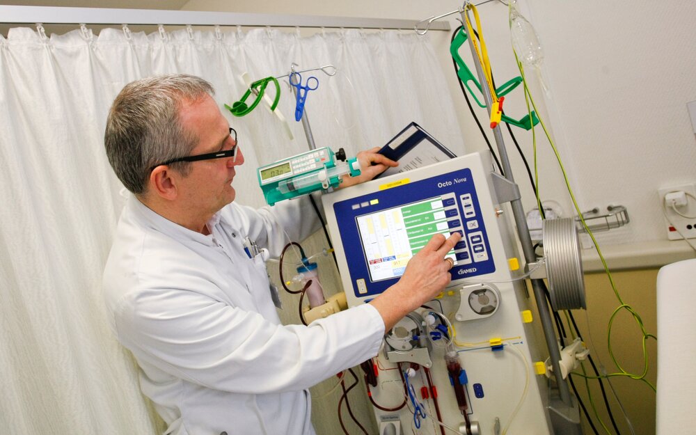 Filter unit: The apparatus pumps off nearly 350 ml of blood per hour and presses the plasma water with the toxins from the blood of the patients through the filter membrane. Filter unit: The apparatus pumps off nearly 350 ml of blood per hour and presses the plasma water with the toxins from the blood of the patients through the filter membrane.
