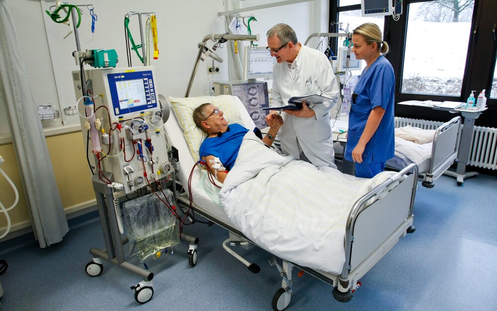 Shunt: It is a surgically created shorting connection between an artery and a vein and is often located on the patient's lower or upper arm. Only then is dialysis by haemofiltration or haemodialysis possible. Shunt: It is a surgically created shorting connection between an artery and a vein and is often located on the patient's lower or upper arm. Only then is dialysis by haemofiltration or haemodialysis possible.