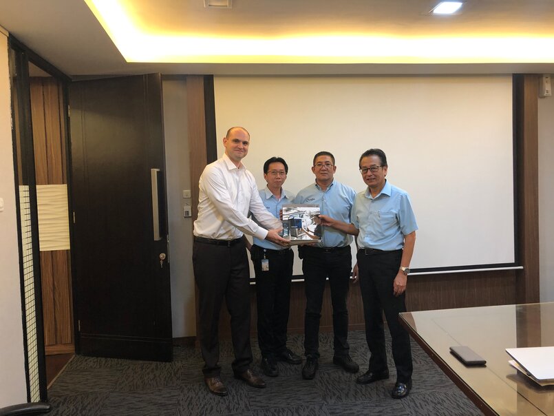 Lucky partners from right to left: Folmer Adolf Hutapea, Director; Rudy Tambunan, Development Head; Mr. Sumadja, Head of Engineering (all Argha Karya); Xaver Sedlmeier, Chief Representative Brueckner Far East Ltd. ALTTEXT