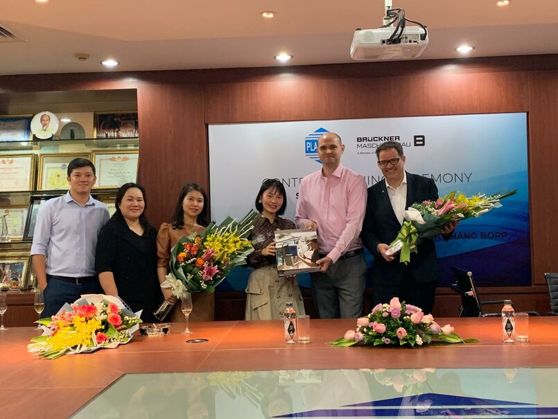 From left to right: Le Ngoc Tung, Director of Tu Phuong BOPP Film Factory; Nguyen Phuong Thao, Assistant to Vice General Director; Tran Thanh Nga, Manager of Import & Export Department; Enna Bui Tu Phuong, Vice General Director; Xaver Sedlmeier, Chief Representative Brueckner Far East; Wolfgang Schütz, Senior Commercial Project Manager, Brückner Maschinenbau ALTTEXT