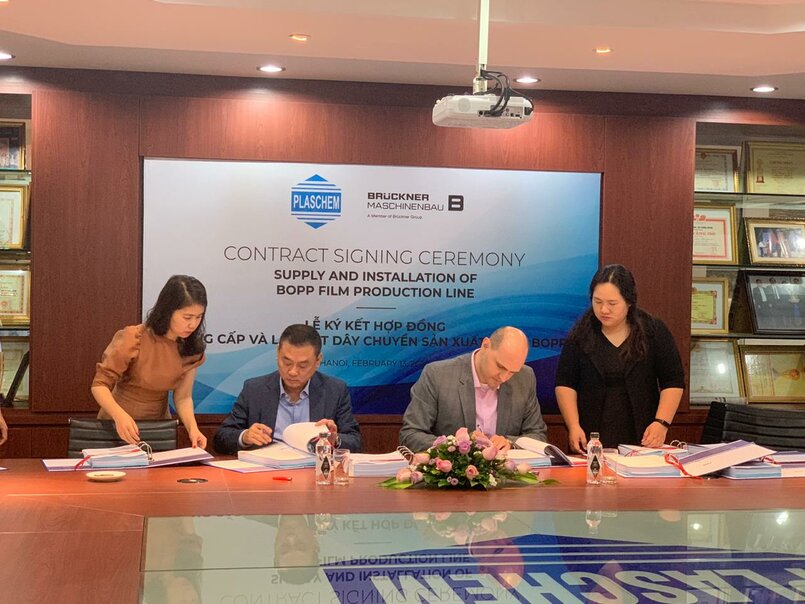 Sealing their joint partnership: Mr. Bui To Minh, General Director, Plaschem, and Xaver Sedlmeier, Chief Representative Brueckner Far East ALTTEXT