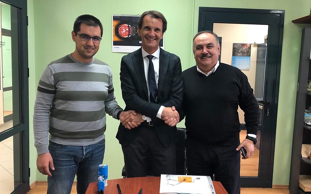 Shaking hands on a promising future: Aydan Faik, Owner Plastchim-T (right); Beyan Faik, Managing Director Plastchim-T (left), Markus Gschwandtner, Managing Director Brückner Servtec (middle)