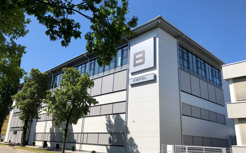 Auf über 1500m2 bietet das Bildungszentrum den Auszubildenden und den Kiefel-Mitarbeiterinnen und Mitarbeitern moderne Schulungsbedingungen. Auf über 1500m2 bietet das Bildungszentrum den Auszubildenden und den Kiefel-Mitarbeiterinnen und Mitarbeitern moderne Schulungsbedingungen.
