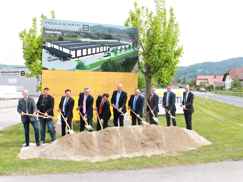 LTR Dietmar Huemer (Facility management, Mould & Matic), Bernhard Vierthaler (Construction coordinator, Planning office), Benedikt Blaimschein (CTO, Mould & Matic), Dr. Axel von Wiedersperg (CEO, Brückner Group), Horst Hufnagl (Mayor of Micheldorf), Dr. Christian Dörfel (Member of parliament), Thomas J. Halletz (CEO, Kiefel), Peter Eisl (CFO, Kiefel), Manuel Dickinger (CFO, Mould & Matic), Olaf Tanner (CEO, Mould & Matic)
ALTTEXT