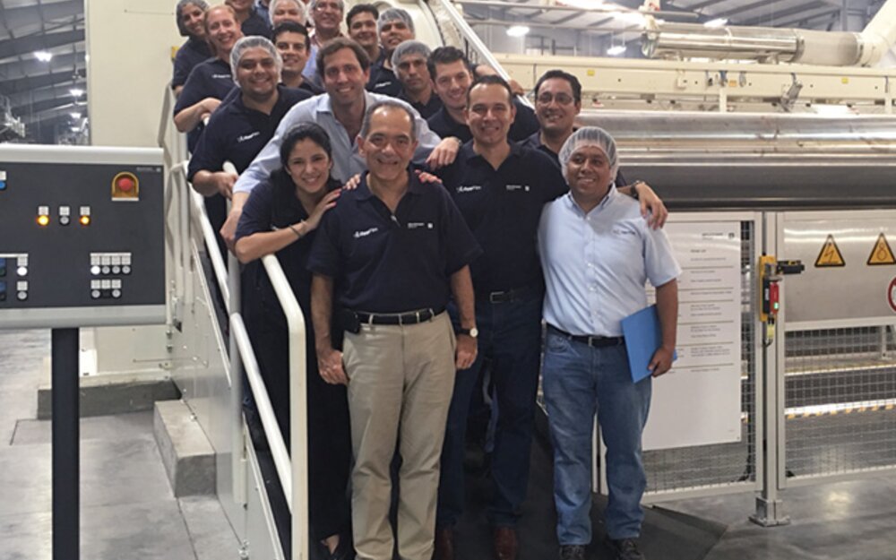Technical Director Erik Sosa (center left), his team and the Brückner staff were happy with the latest line start-ups
Technical Director Erik Sosa (center left), his team and the Brückner staff were happy with the latest line start-ups