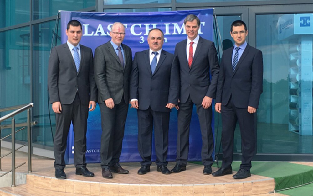Proud partners heading for an exciting new project: Aydan Faik, Managing Director Plastchim-T (middle); Beyan Faik, Managing Director Plastchim-T (right); Faik Faik, Deputy Director Sales and Logistics Plastchim-T (left); Helmut Huber, CEO Brückner Maschinenbau (second left), Peter Mertes, Senior Sales Manager Brückner Maschinenbau (second right)
