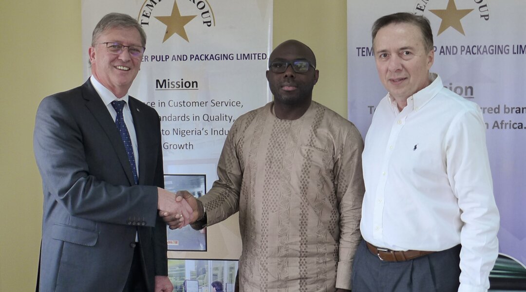 Happy to continue their partnership: Dr. Seun Obasanjo, CEO of the Tempo Group (center), Tempo Group’s Deputy Managing Director Nassos Sidirofagis (right), Johann Hausbacher, Head of Sales Africa & GCC, Brückner Maschinenbau (left) ALTTEXT