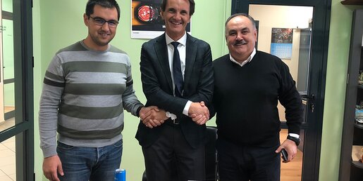 Shaking hands on a promising future: Aydan Faik, Owner Plastchim-T (right); Beyan Faik, Managing Director Plastchim-T (left), Markus Gschwandtner, Managing Director Brückner Servtec (middle)