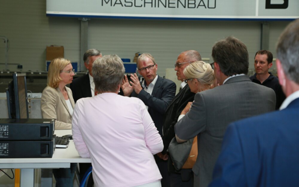 Brückner Maschinenbau COO Helmut Huber and the journalists at the Innovation Test Center
