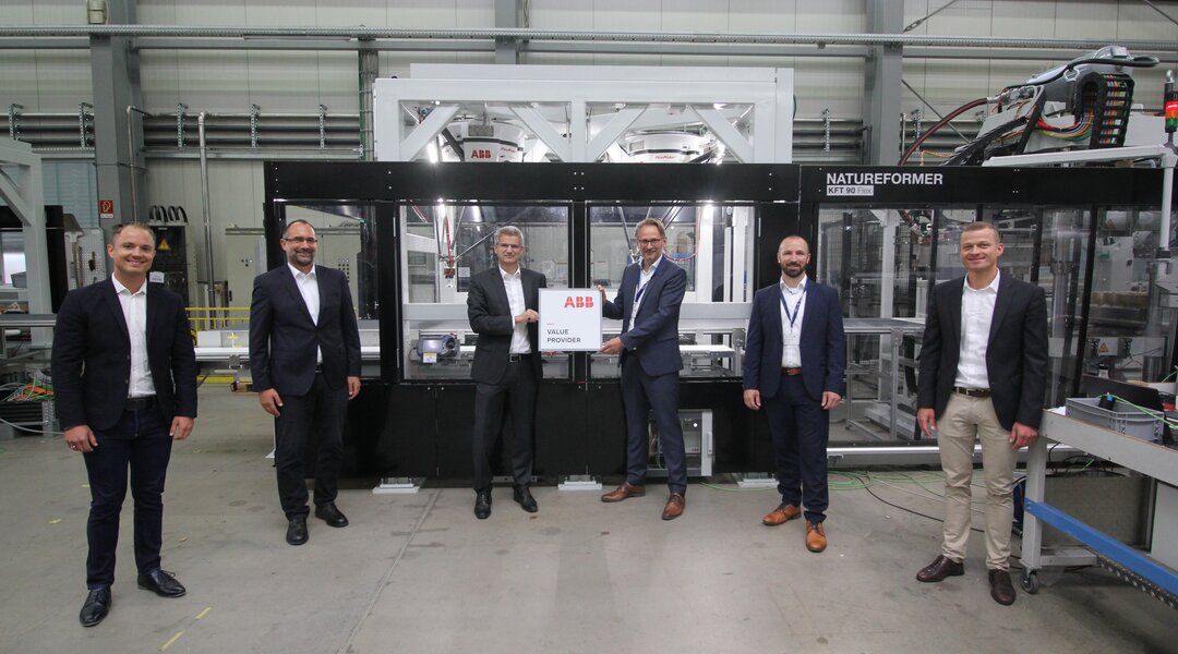 Im Rahmen der zukunftsorientierten Zusammenarbeit wurde die Auszeichnung zum AVP (Authorized Value Provider) von Michael Kremer (Head of Sales ABB) an Peter Eisl (CFO Kiefel GmbH) überreicht. ALTTEXT