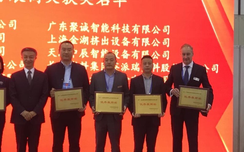 The joint Brückner booth was awarded with the “Outstanding Exhibitor Award” The joint Brückner booth was awarded with the “Outstanding Exhibitor Award”