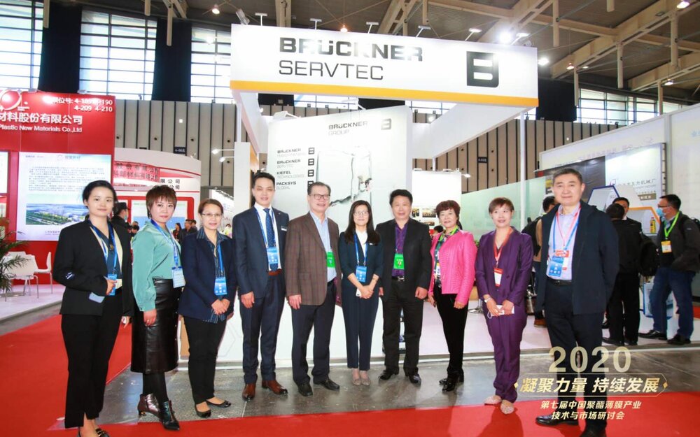 The booth staff says "Thank you for visiting" The booth staff says "Thank you for visiting"