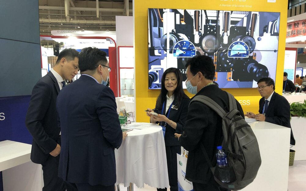 Interesting and fruitful discussions at the Brückner booth. Interesting and fruitful discussions at the Brückner booth.