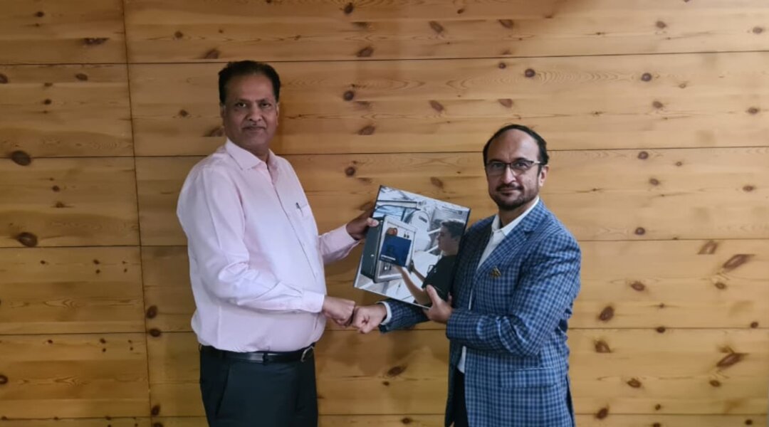 Trusting contact right from the start: Satyendra Shah – Chairman and Mg. Director Satyendra (left) and Ghanshyam Shilamkar, Senior Vice President Sales, Brückner India ALTTEXT