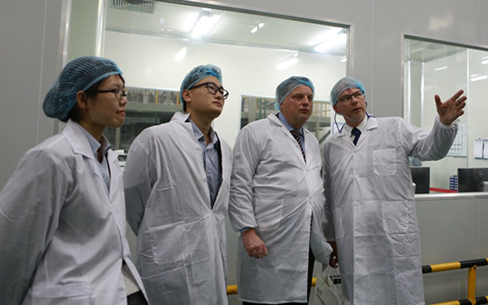 Helmut Huber (far right) explaining some details of the the already running two BOPA LISIM lines at Xiamen Changsu  
