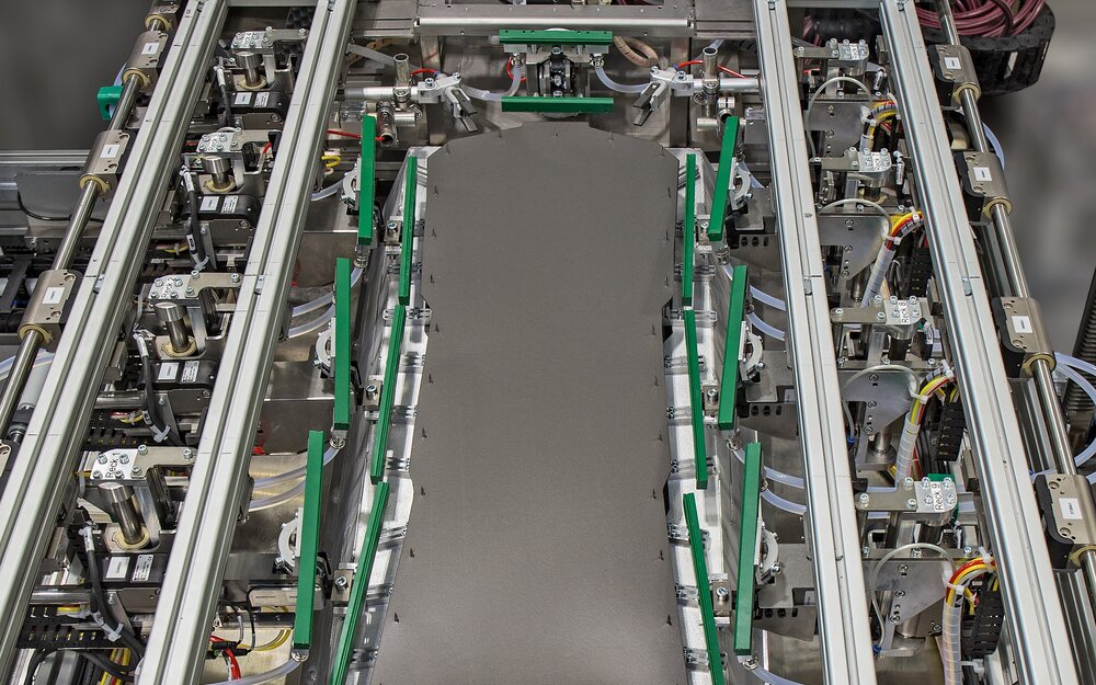The TBL frame with the individual servo grippers. | © KIEFEL GmbH