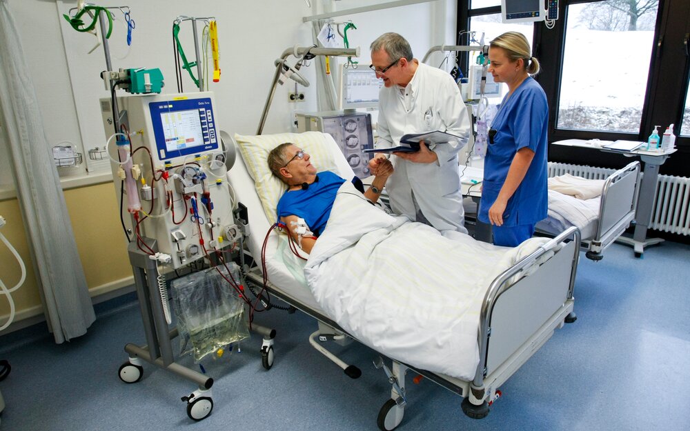 Shunt: It is a surgically created shorting connection between an artery and a vein and is often located on the patient's lower or upper arm. Only then is dialysis by haemofiltration or haemodialysis possible.
