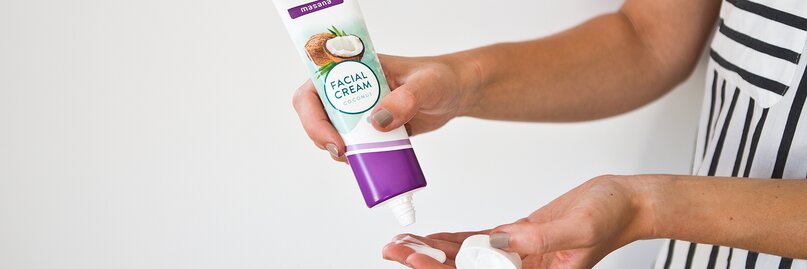 massana facial cream put on hands