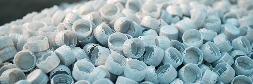 Pile of plastic closure