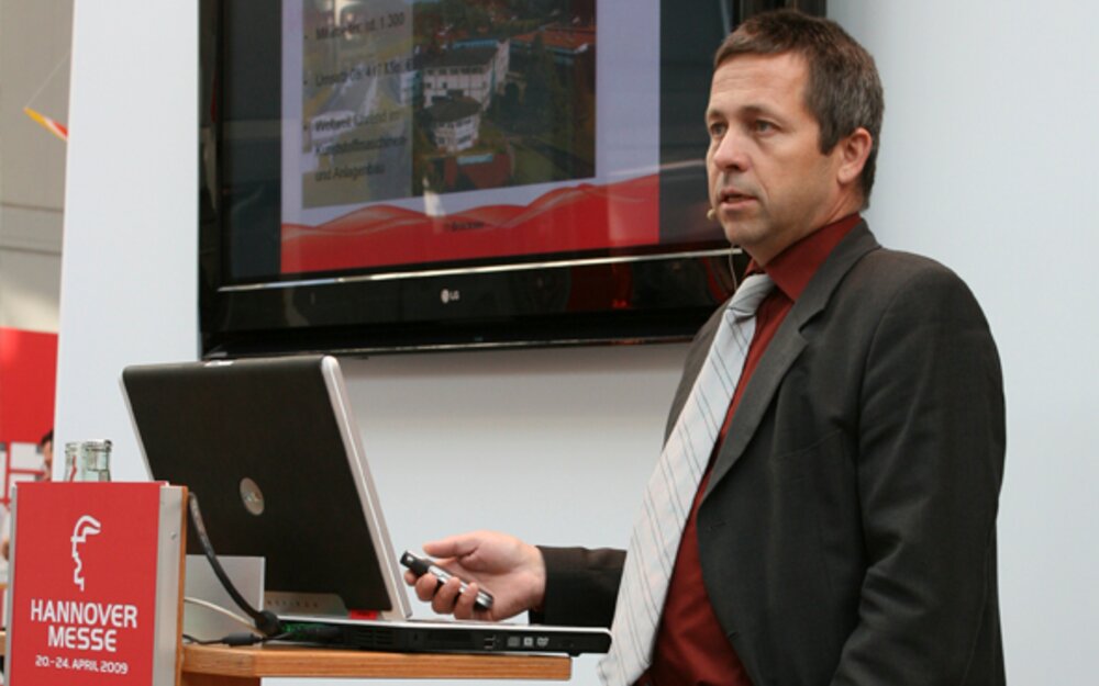 Günter Oedl presenting energy saving measures
