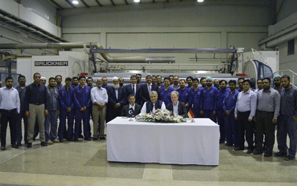 Ceremonial contract signing in front of the successfully producing first BOPET line
