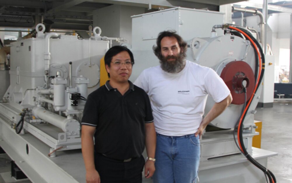 Powerful team: Ronald Leung, Manager Technology Zhongshan Wing Ning, Henrik Hinner, Site Manager Brückner and the unique 1,500 kW AC motor
