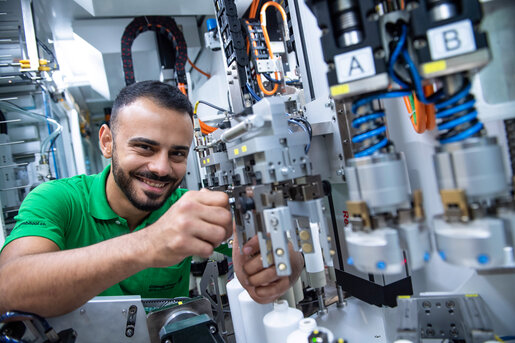 Servicetechniker an Maschine bei PackSys Global