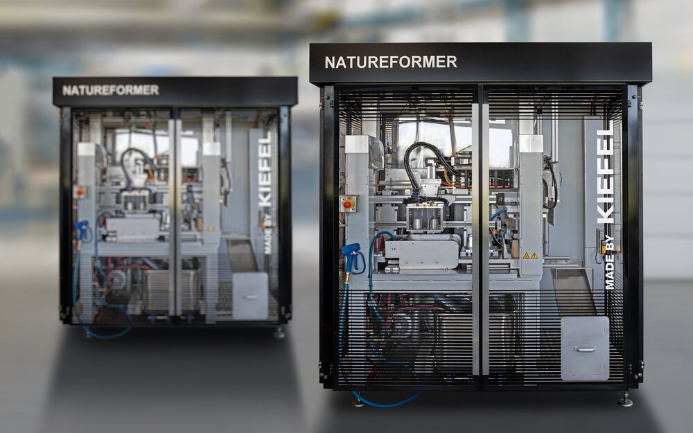 Auf der Versuchsanlage NATUREFORMER KFT Lab können Muster von Faser-Verpackungen gefertigt werden. Sie funktionieren genauso wie die großen Serienma-schinen NATUREFORMER KFT 90 von Kiefel. | © KIEFEL GmbH