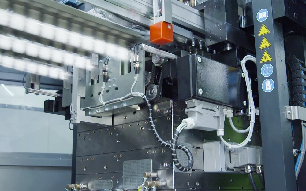 Three-row linear robot with a gripping mandrel
