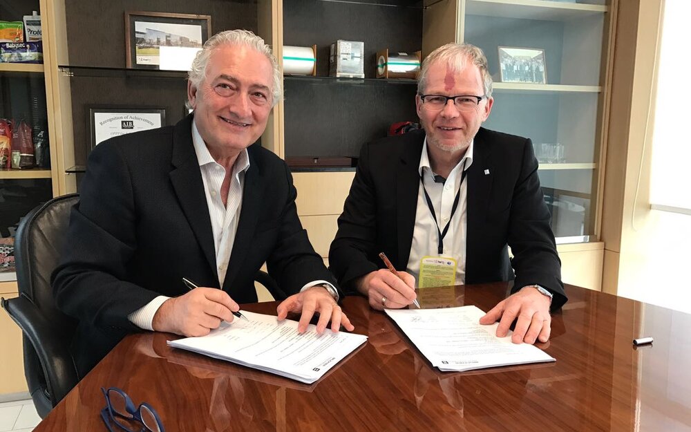 Yamal Zaidan, CEO Oben Holding Group and Brückner Maschinenbau's COO Helmut Huber signing another joint Project