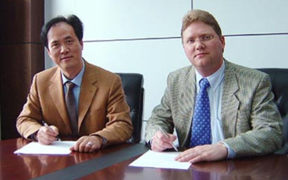 Mr. Lin Guangrong, Assistant General Manager Jintian Group China and Bernd Voß, Project Manager Brückner signing the acceptance protocol.
