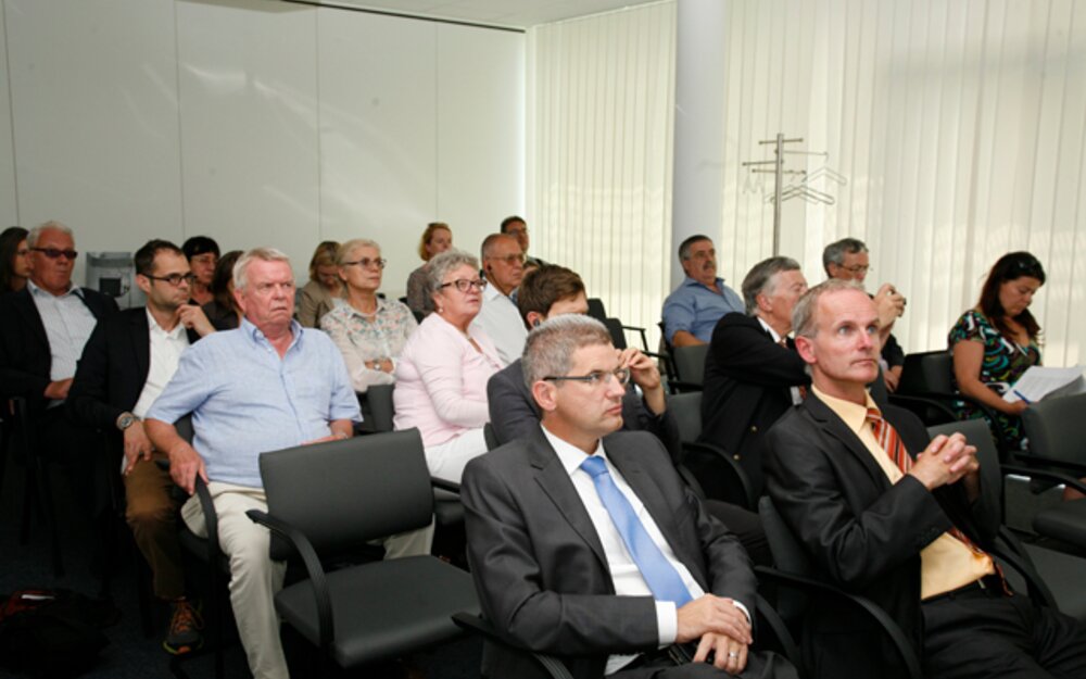 25 journalists eager for news
