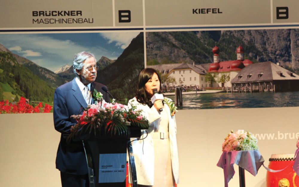 Dr. Wolfgang Roehr, General Consul of the Federal Republic of Germany acknowledged Brückner Group’s outstanding role as long-term partner of the Chinese plastics industry
