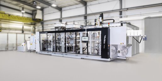 Die neue KMD 78.2 Premium bietet einen höheren Ausstoß an Polymerverpackungen und erreicht bis zu 45 Takte/Min.  | © KIEFEL GmbH