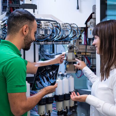 Dicussion with tablet in front of machine