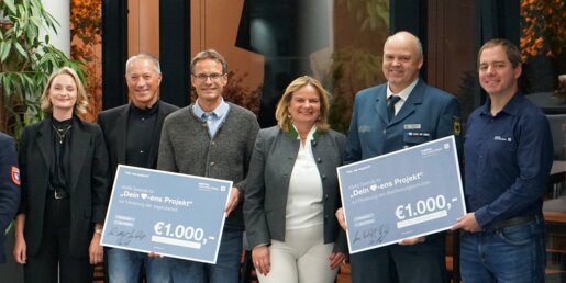 Strahlende Gesichter: Drei Vereine und aus der Freilassinger Region freuen sich über eine Spende. Die Schecks wurden symbolisch durch die Kiefel-Geschäftsführung überreicht.  