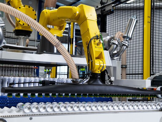 Cans beeing palletized by CanButler