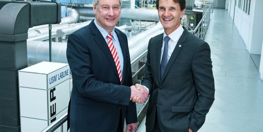 Uwe Thönniss (left) wishes his successor Markus Gschwandtner all the best
