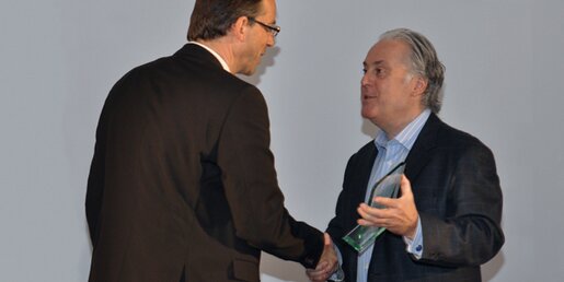 Wolfgang Zintz, MMS Key Account Manager Brückner Servtec (left), accepted the BIRT Excellence Award from Pete Cittadini, CEO Actuate (right), for the innovative application of MMS
