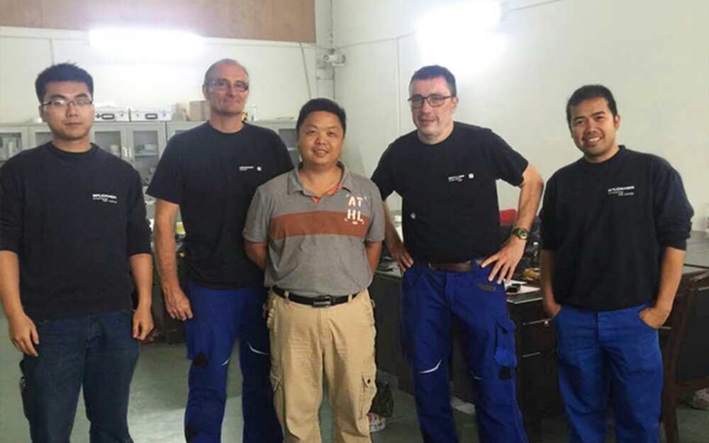 Mr. Chang Wang, General Manager of PET, Zheijang Nanyang Technology (in the middle): very happy about the good cooperation with the Brückner team

