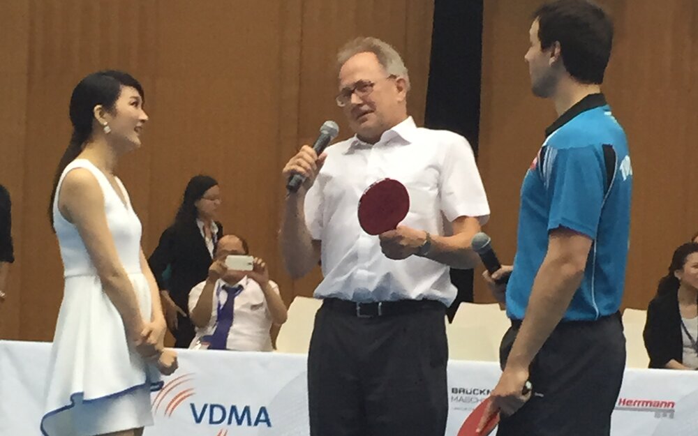 A sportive challenge: Timo Boll competed against Christoph Mayer, managing director of Brückner Technology (Suzhou)